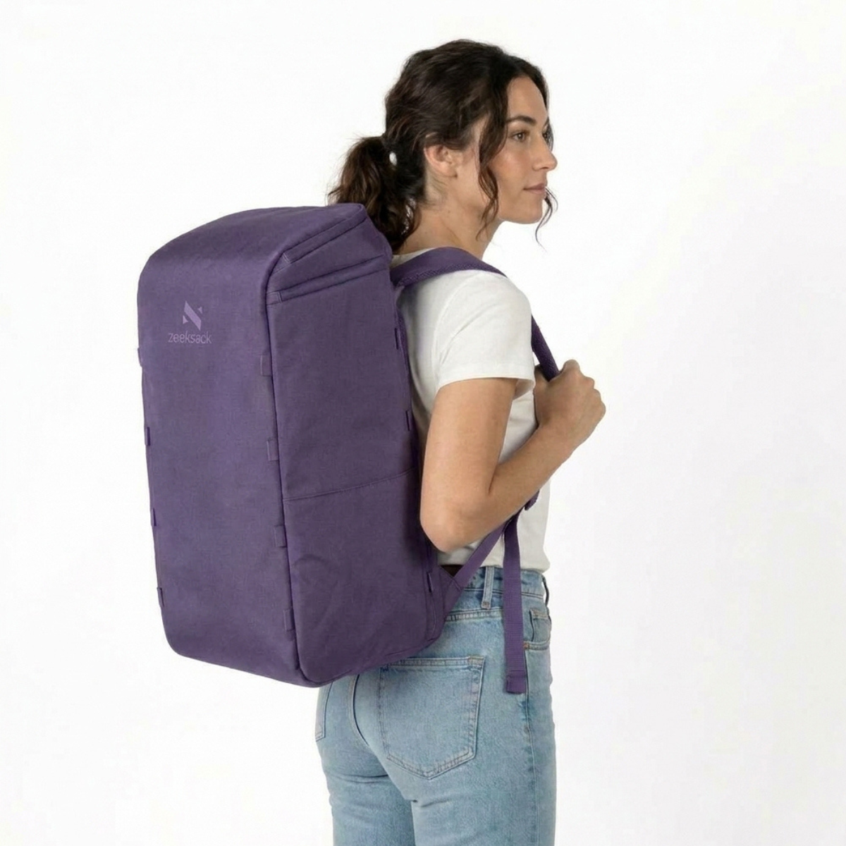 Zeeksack The Organizer 40L (lila) – von einer Frau auf dem Rücken getragen.