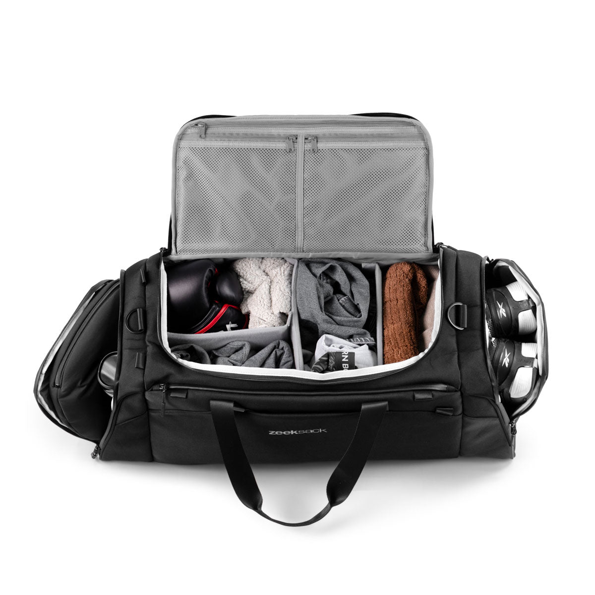 Offene Zeeksack Duffelbag von oben mit unterteilter Innenaufteilung, gepackt mit Kleidung, Boxhandschuhen und Sportausrüstung.