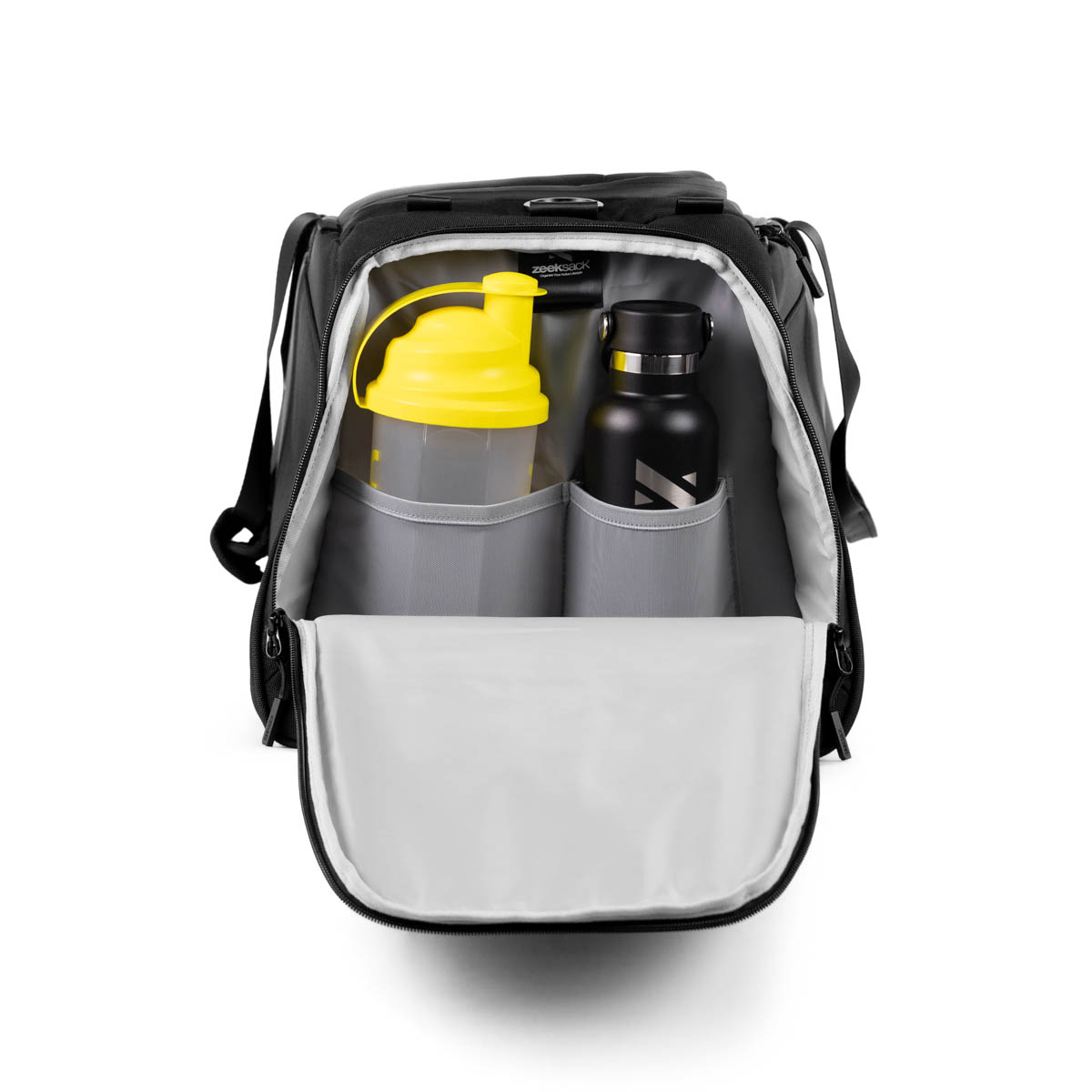 Seitenfach einer schwarzen Zeeksack Duffelbag mit einem Shaker und einer Trinkflasche.
