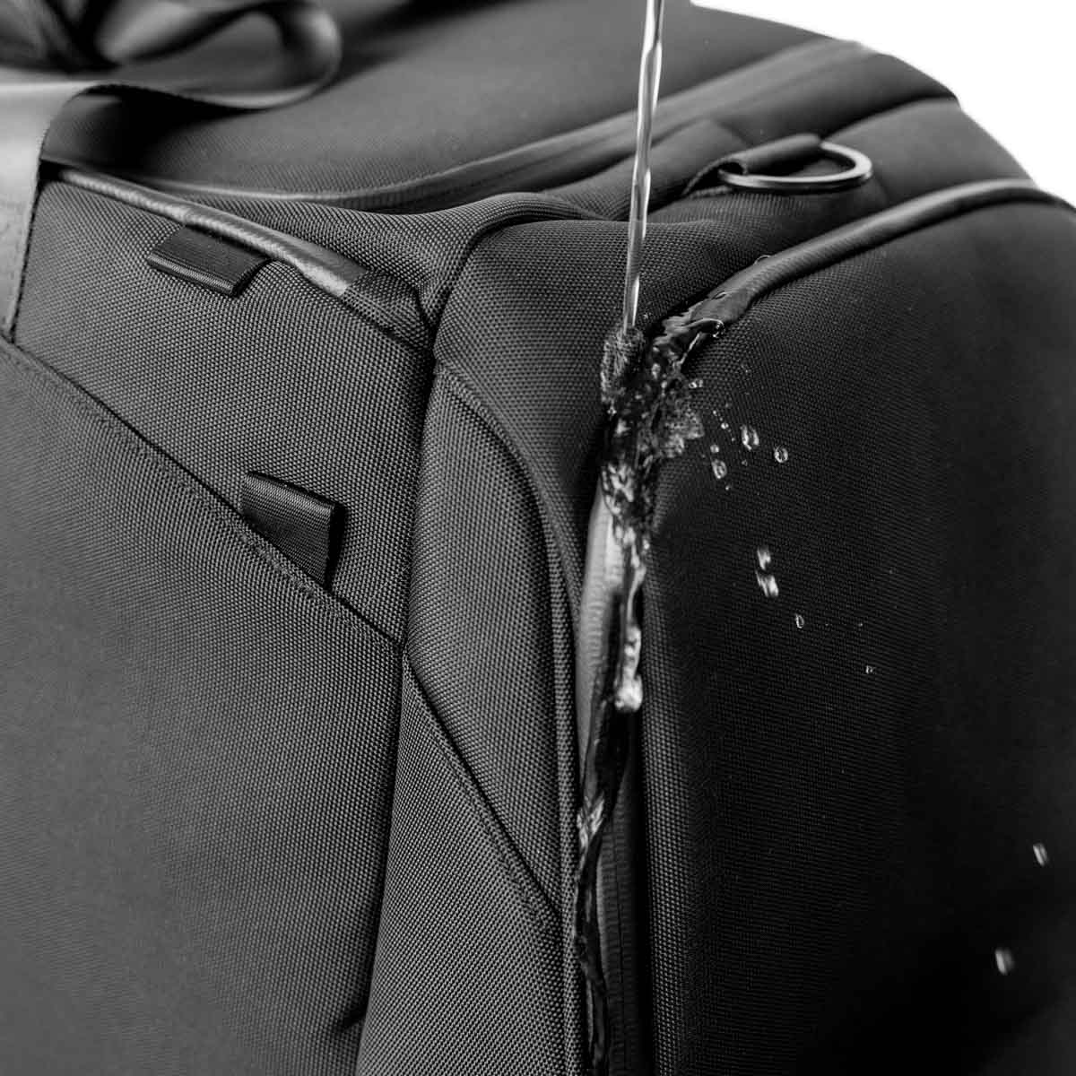 Nahaufnahme einer wasserabweisenden Zeeksack Duffelbag, über die Wasser gegossen wird.