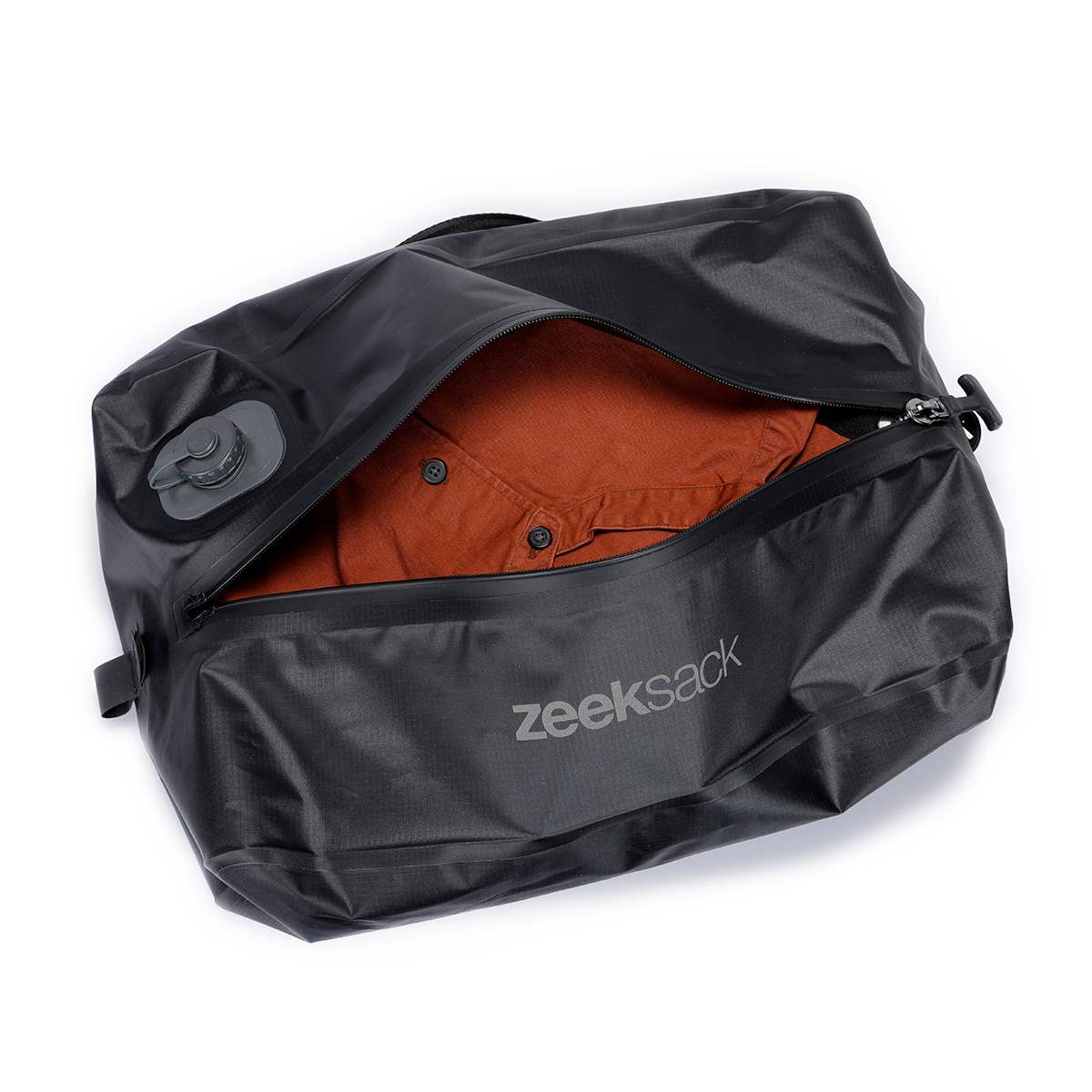 Offener schwarzer Vacuum Bag 17L mit einem orangefarbenen Kleidungsstück.