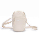 Zeeksack Travel Pouch (sandbeige) – Schultergurt und Reißverschlussfach vorne.