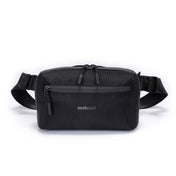 Zeeksack Crossbody Organizer (schwarz) – Schultergurt und Reißverschlussfach vorne.