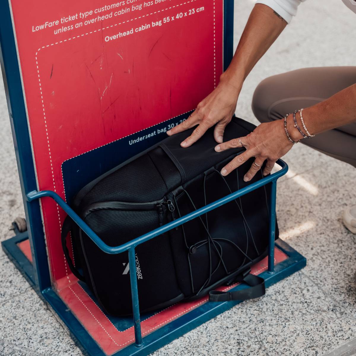 Der Underseat 15L wird am Flughafen in einer Gepäckmessvorrichtung geprüft.