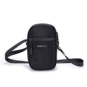 Zeeksack Travel Pouch (schwarz) – Schultergurt und Reißverschlussfach vorne.