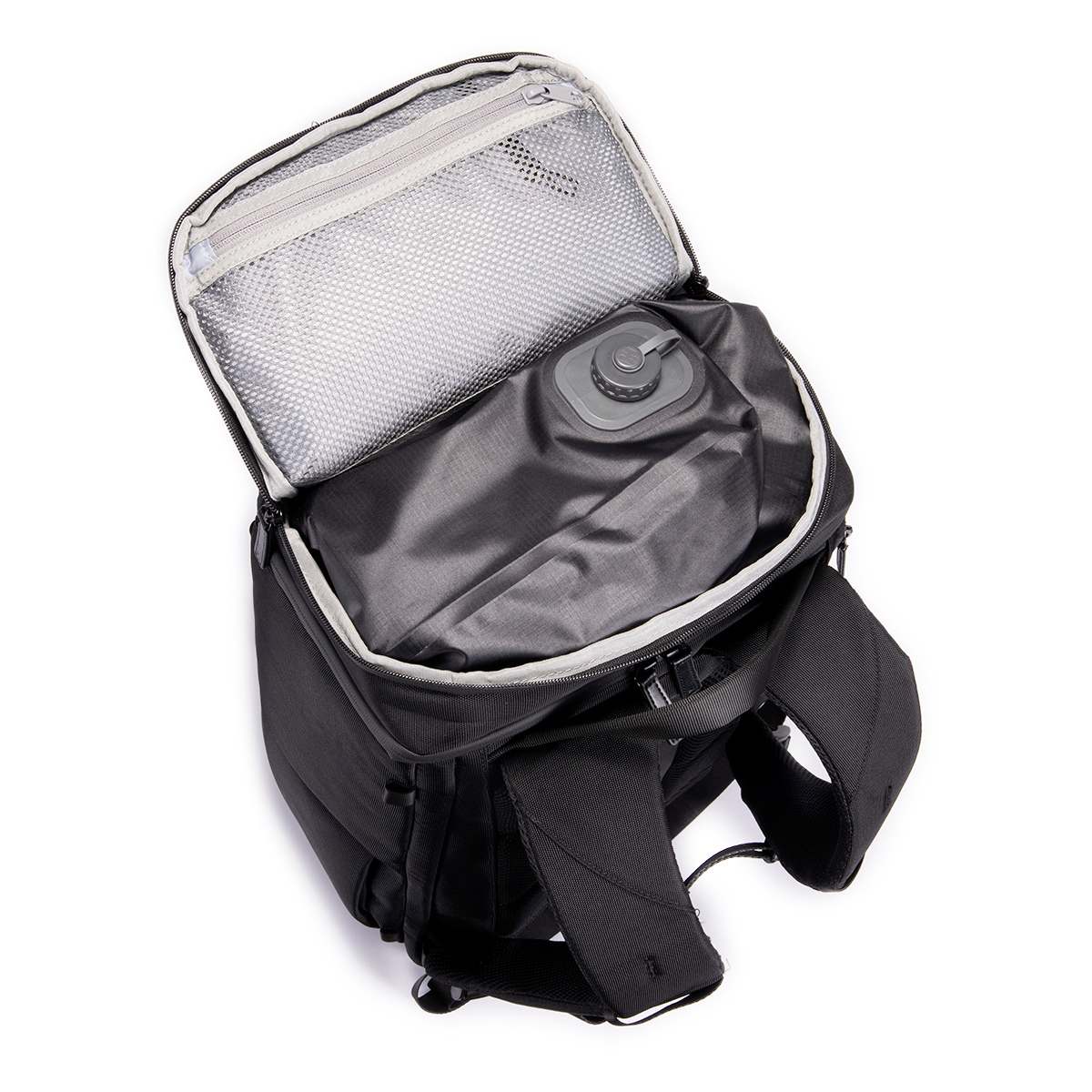 Schwarzer Vacuum Bag 17L im offenen oberen Fach eines Rucksacks.