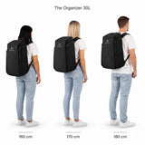The Organizer 30L – Größenvergleich an Personen mit 160, 170 und 180 cm Körpergröße.