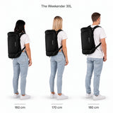 The Weekender 30L – Größenvergleich an Personen mit 160, 170 und 180 cm Körpergröße.