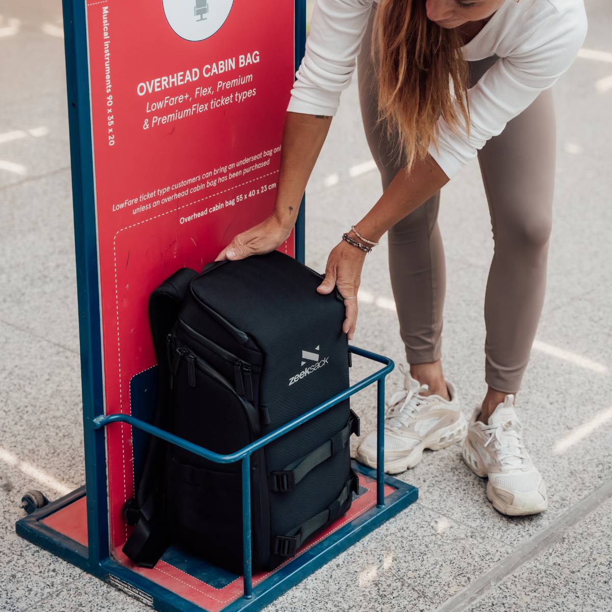 The Organizer 20L im Handgepäckrahmen am Flughafen.