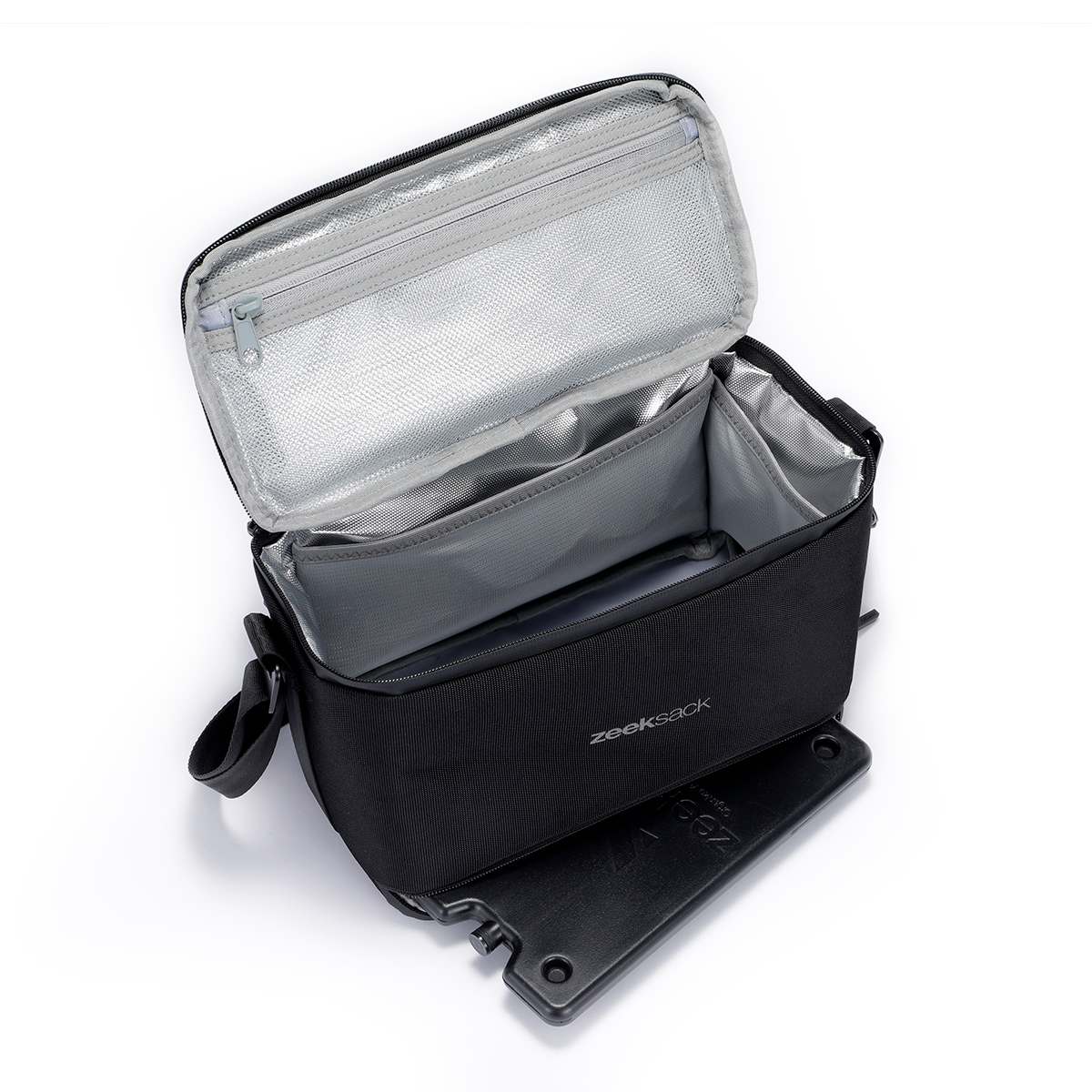 Offener schwarzer Travel Cooler mit Innenfächern, Netzfach und danebenliegendem Kühlakku.
