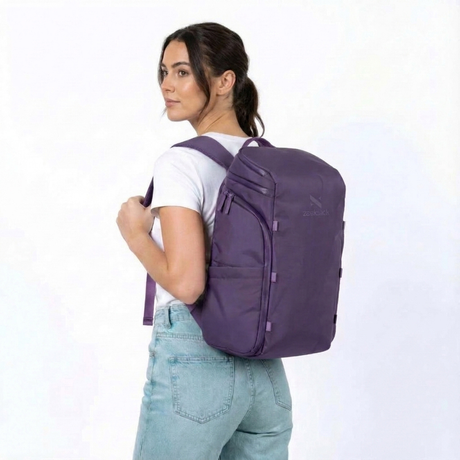 Zeeksack The Organizer 20L (lila) – von einer Frau auf dem Rücken getragen.