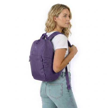 Zeeksack The Underseat 15L (lila) – von einer Frau auf dem Rücken getragen.