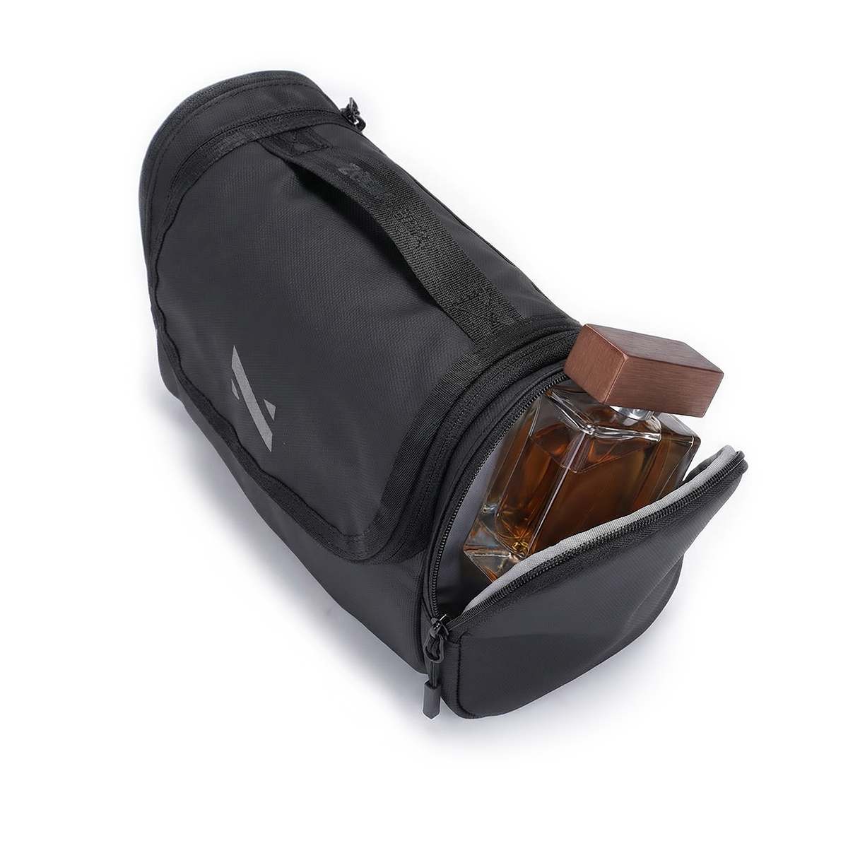 Offene schwarze Toiletry Bag hängt an einem Haken im Bad.