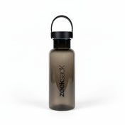 Zeeksack Wasserflasche 500 ml (schwarz) – rauchfarbene Flasche mit schwarzem Schraubdeckel und Trageschlaufe.