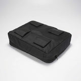 Schwarzer Packwürfel von unten mit vier Klettverschlüssen auf der Unterseite.