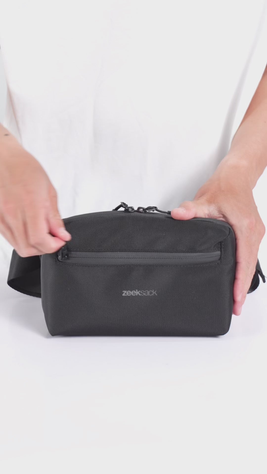 Zeeksack Crossbody Organizer – Produktvideo, das die Tasche und ihre Funktionen zeigt.