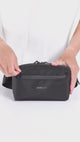Zeeksack Crossbody Organizer – Produktvideo, das die Tasche und ihre Funktionen zeigt.