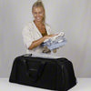 Person zeigt die Duffelbag von Zeeksack und demonstriert ihre Funktionen vor der Kamera.