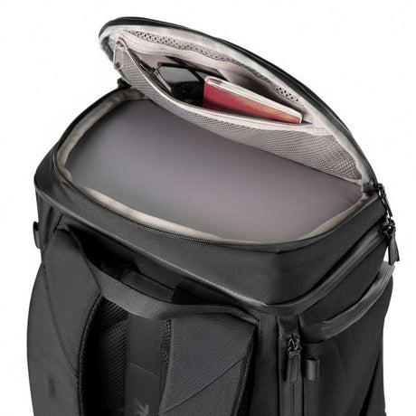 Nahaufnahme von oben eines schwarzen Rucksacks mit geöffnetem Topfach, zeigt organisierte Innenseite.
