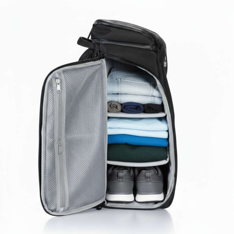 Schwarzer Rucksack von vorne mit geöffnetem Reißverschluss, zeigt Kleidung und Zubehör.