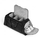 Schwarze Duffelbag mit organisierten Fächern und separatem Schuhfach mit weißen Schuhen.