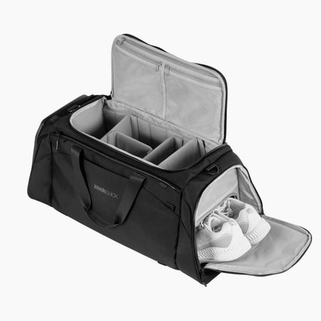 Schwarze Duffelbag mit organisierten Fächern und separatem Schuhfach mit weißen Schuhen.