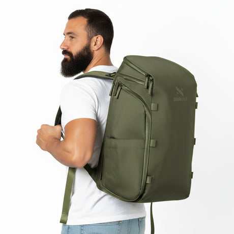 Mann mit grünem Rucksack auf dem Rücken.