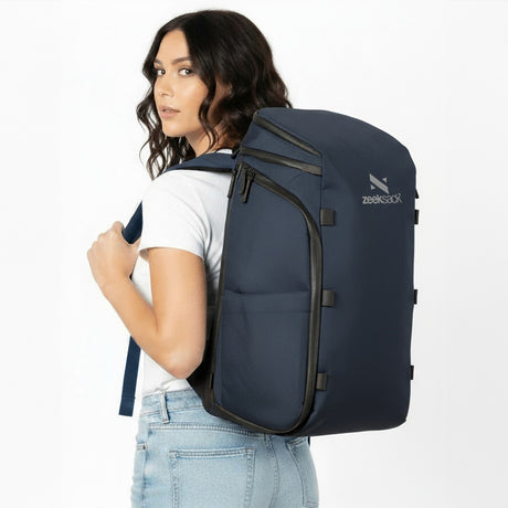 Frau mit marineblauem Rucksack auf dem Rücken.