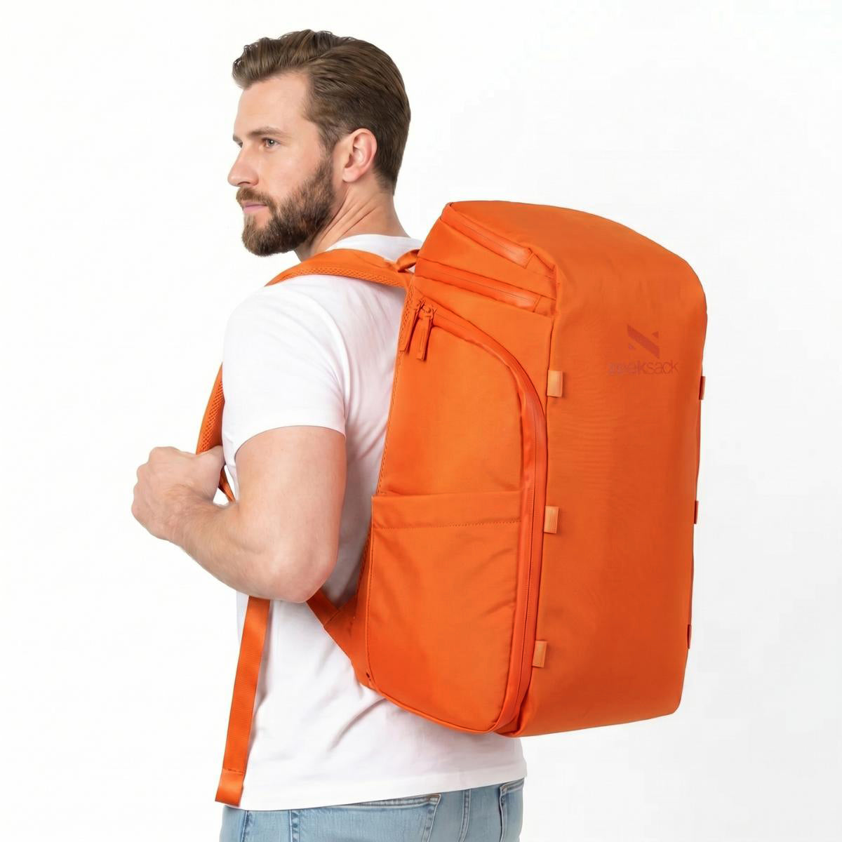 Mann mit orangefarbenem Rucksack auf dem Rücken.