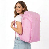 Frau mit rosafarbenem Rucksack auf dem Rücken.