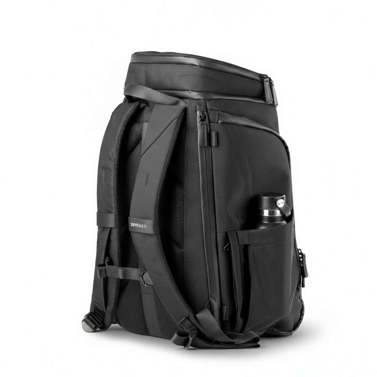 Schwarzer Rucksack von der Seite mit geschlossenen Fächern und Wasserflasche in der Seitentasche.