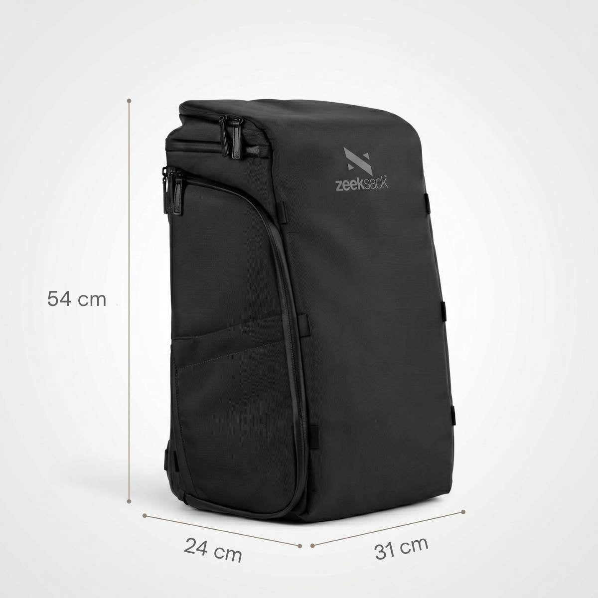 Schwarzer Rucksack mit den Maßen 54 × 31 × 24 cm.