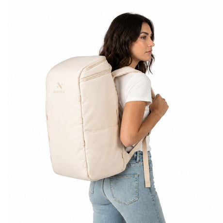 Frau mit dem Zeeksack The Organizer 40L in Sand White auf dem Rücken