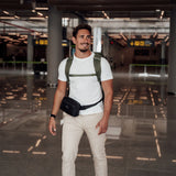 Zeeksack - Mann mit The Underseat 15L auf dem Rücken und Crossbody Organizer um die Hüfte am Flughafen.