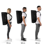 Drei Personen mit unterschiedlichen Körpergrößen (170 cm, 180 cm, 190 cm) tragen die Zeeksack Duffelbag auf dem Rücken zur Größenreferenz.