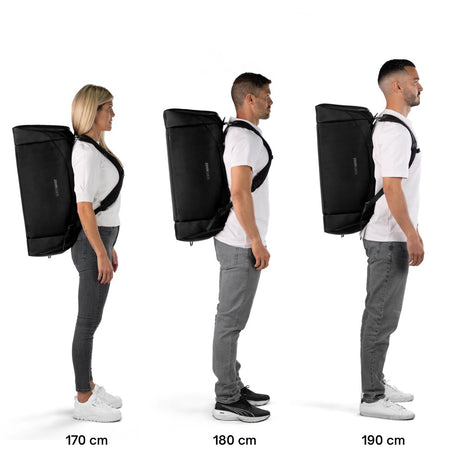 Drei Personen mit unterschiedlichen Körpergrößen (170 cm, 180 cm, 190 cm) tragen die Zeeksack Duffelbag auf dem Rücken zur Größenreferenz.