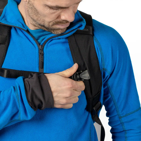 Nahaufnahme eines Mannes, der den Brustgurt des Zeeksack Organizer Rucksacks einstellt