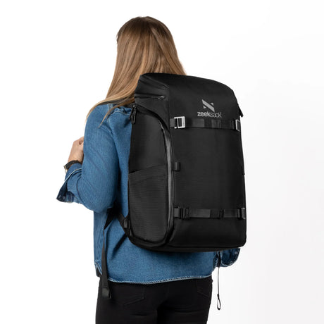 Frau mit dem Zeeksack Organizer Rucksack von hinten – zeigt die volle Rucksackgröße im Alltag