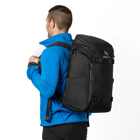 Mann mit dem Zeeksack Organizer Rucksack schräg von hinten gesehen, trägt ihn auf dem Rücken