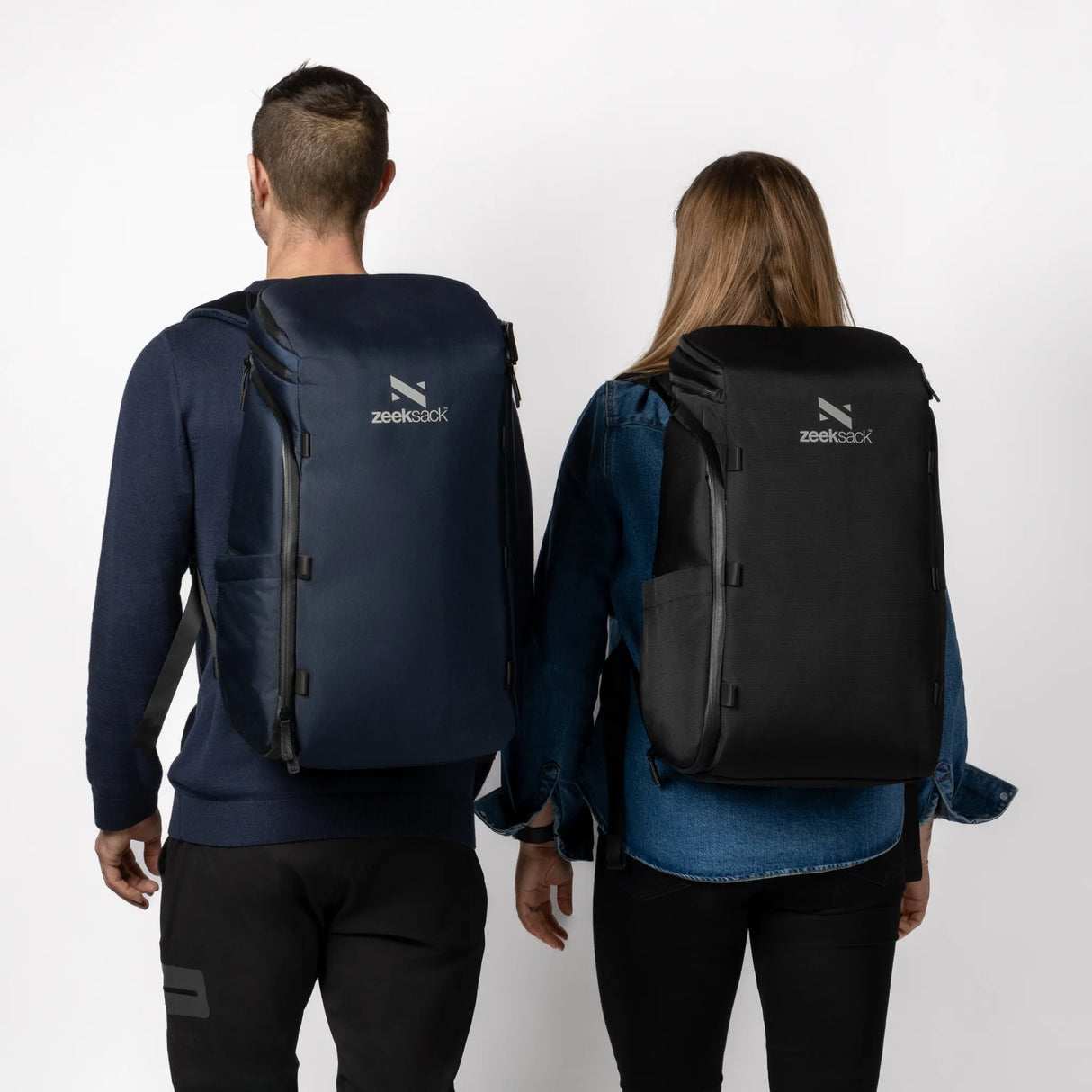 Mann und Frau mit Zeeksack Organizer Rucksäcken – schwarz und navy – von hinten im Größenvergleich