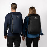 Mann und Frau mit Zeeksack Organizer Rucksäcken – schwarz und navy – von hinten im Größenvergleich