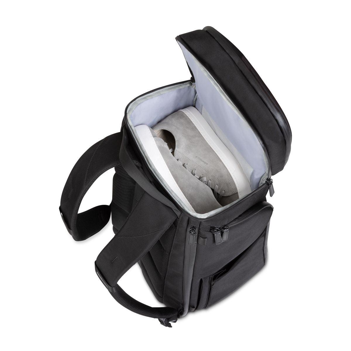 Detailansicht des geöffneten Schuhfachs im Zeeksack Organizer Rucksack mit einem Paar grauer Sneaker