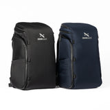Zwei Zeeksack Organizer Rucksäcke – schwarz und navy – nebeneinander von vorne fotografiert