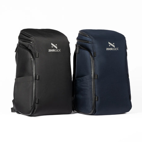 Zwei Zeeksack Organizer Rucksäcke – schwarz und navy – nebeneinander von vorne fotografiert