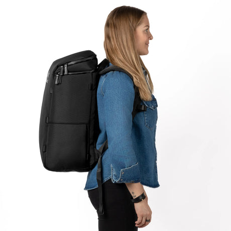 Frau mit dem Zeeksack Organizer Rucksack in Seitenansicht, zeigt Passform und Größe im Alltag
