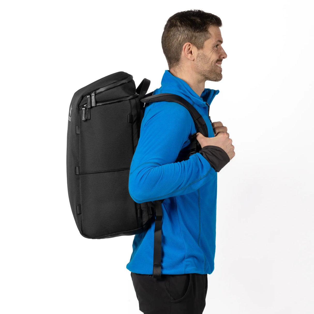 Mann mit dem Zeeksack Organizer Rucksack in Seitenansicht, zeigt Passform und Tragekomfort