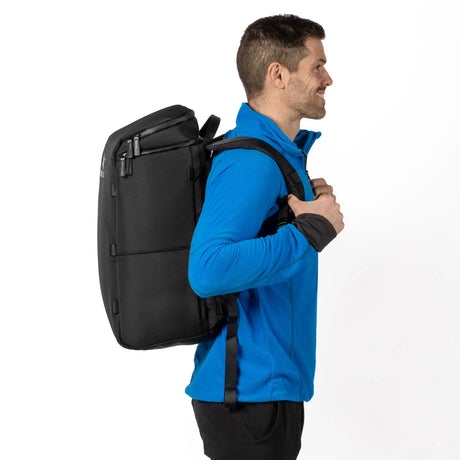 Mann mit dem Zeeksack Organizer Rucksack in Seitenansicht, zeigt Passform und Tragekomfort