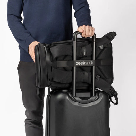 Zeeksack Organizer Rucksack befestigt auf einem Rollkoffer mithilfe der Trolley-Schlaufe