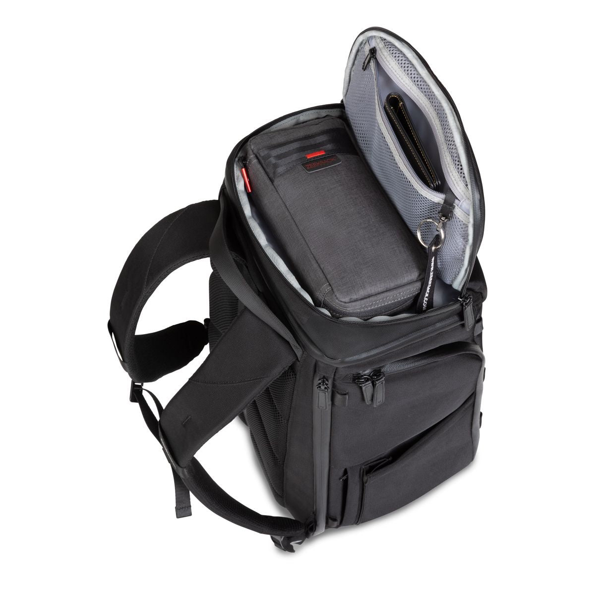Geöffnetes Frontfach des Zeeksack Organizer Rucksacks mit sichtbaren Innenfächern, Schlüsselband und Tech-Zubehör