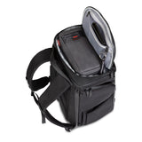 Geöffnetes Frontfach des Zeeksack Organizer Rucksacks mit sichtbaren Innenfächern, Schlüsselband und Tech-Zubehör